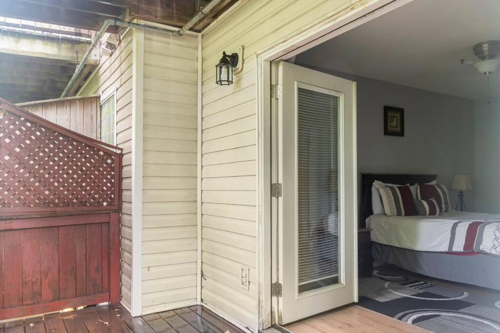 Private Room Balcony And Bathroom In Charleston Exterior foto