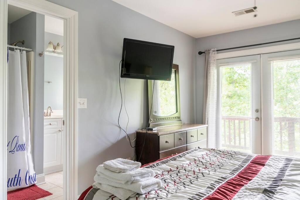 Private Room Balcony And Bathroom In Charleston Exterior foto